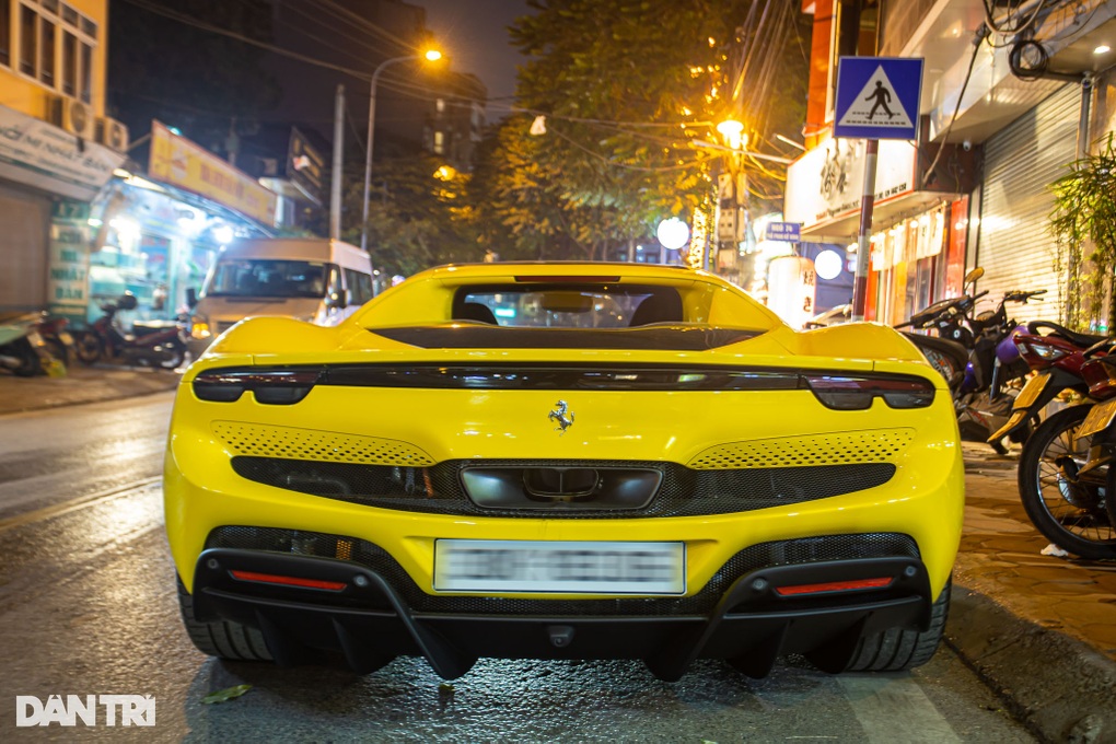Lần đầu mua siêu xe, đại gia trẻ tuổi Hà thành chọn Ferrari hơn 23 tỷ đồng - 8 Lần đầu mua siêu xe, đại gia trẻ tuổi Hà thành chọn Ferrari hơn 23 tỷ đồng - 8
