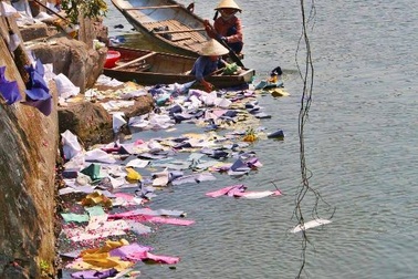 Sông Hương trở thành “sông rác” ở lễ hội