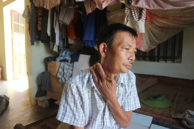 Người vợ nghèo rơi nước mắt nhìn chồng nằm… chờ chết!