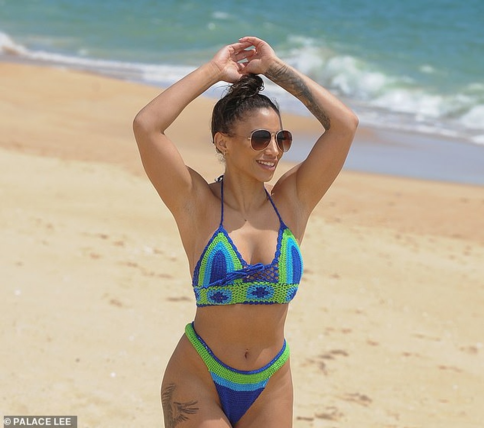Kayleigh Morris bốc lửa với áo tắm hai mảnh - 2 Kayleigh Morris bốc lửa với áo tắm hai mảnh - 2