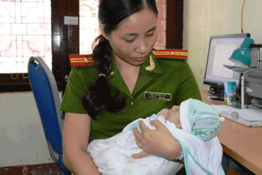 Giải cứu 11 trẻ nhỏ, 4 trẻ sơ sinh khỏi tay bọn buôn  người