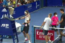 Tấn công trọng tài, tay vợt Zverev lên tiếng xin lỗi