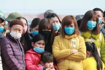 Cảnh tượng "xưa nay chưa từng có": Người dân bịt kín khẩu trang đi lễ hội