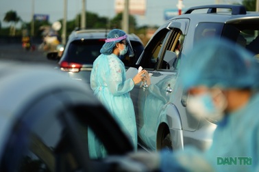 Một ngày ở trạm kiểm dịch Covid-19 nơi cửa ngõ TPHCM