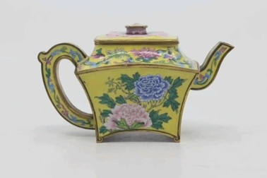 Tìm thấy trong gara, bình cổ thời Càn Long bán giá cao kỷ lục nửa triệu USD