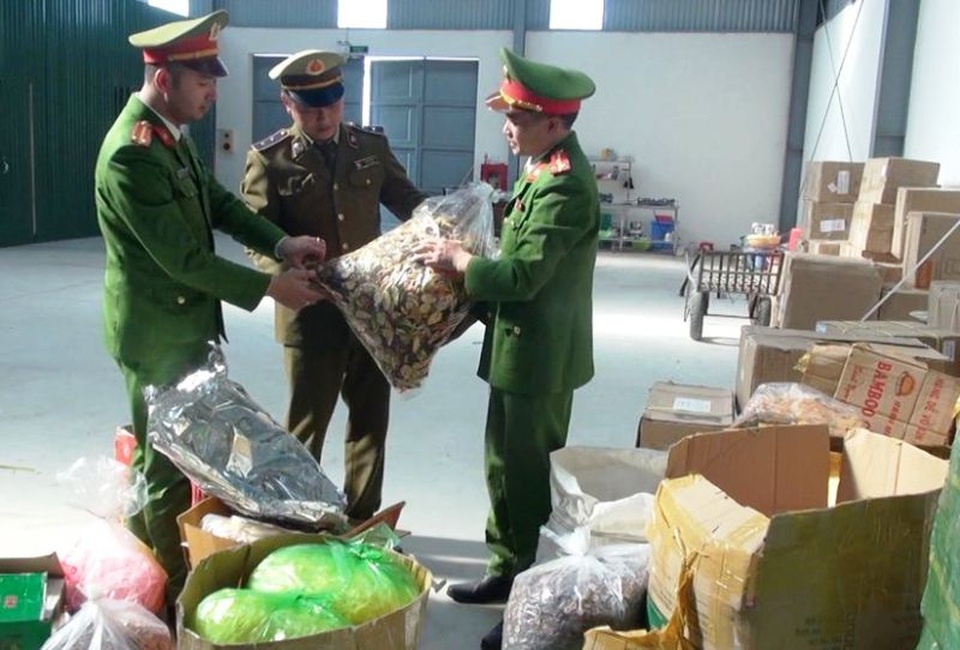 Bắt hơn 1 tấn thực phẩm không rõ nguồn gốc chuẩn bị phục vụ Tết - 1 Bắt hơn 1 tấn thực phẩm không rõ nguồn gốc chuẩn bị phục vụ Tết - 1