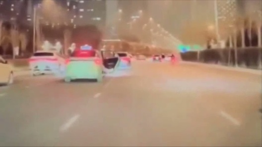 Cô gái gặp nạn vì bất ngờ nhảy khỏi taxi đang di chuyển