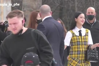 Phóng viên vây kín Jisoo tại Paris