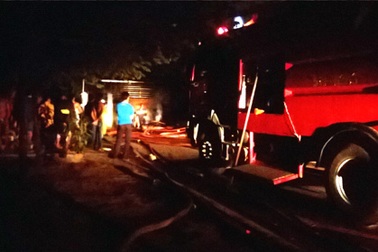 Xưởng gỗ bốc cháy giữa đêm, cả khu dân cư náo loạn