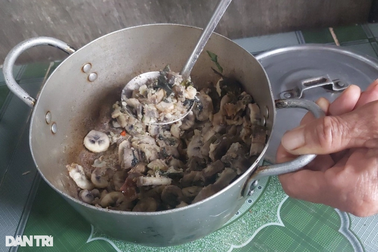 Bữa cơm với chuối xanh của cô gái thiểu năng vừa mất mẹ