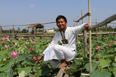 Thầy giáo Chăm làm giàu nhờ ao sen
