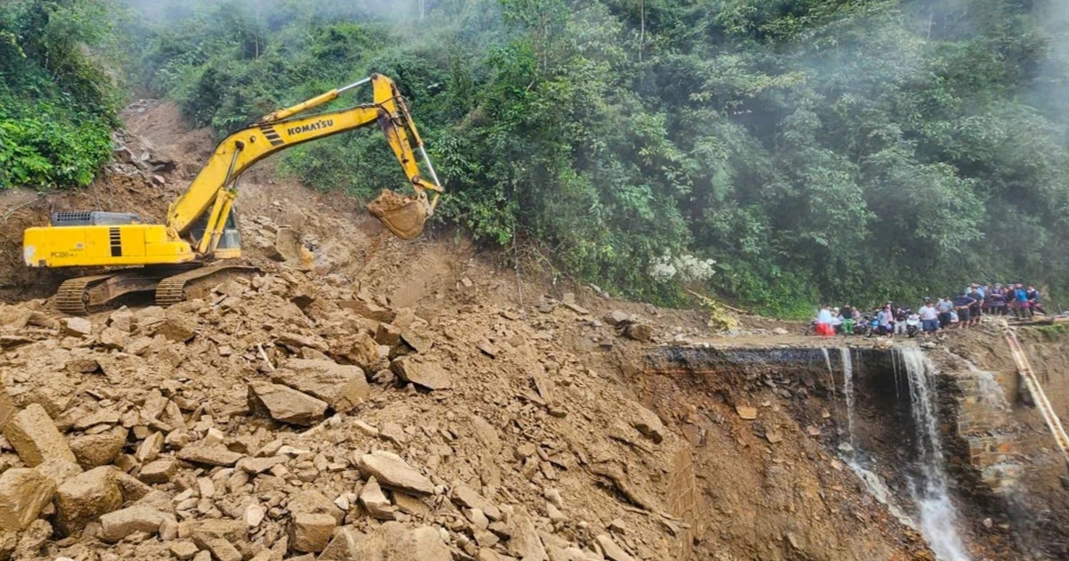 Đất đá sạt lở "cuốn bay" 30m đường đèo Khau Phạ