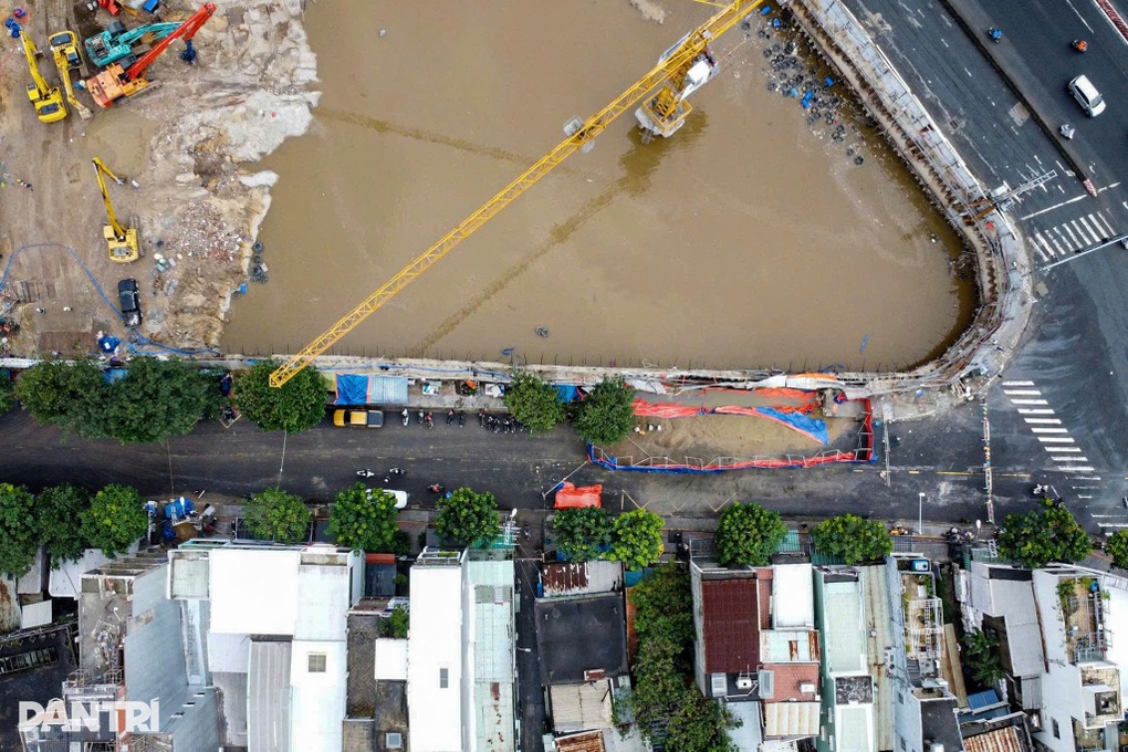 Vụ hố sâu “nuốt chửng” ô tô: Dân lo ngại khi nhà cũng xuất hiện vết nứt - 3