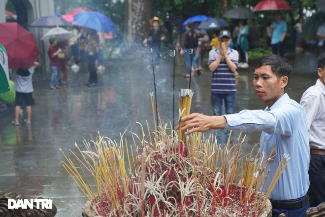 Hàng nghìn du khách đội mưa đi lễ đền Hùng dù chưa tới ngày khai hội - 9 Hàng nghìn du khách đội mưa đi lễ đền Hùng dù chưa tới ngày khai hội - 9