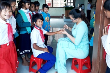 Thầy cô vùng cao “làm đẹp” cho học sinh sau đợt nghỉ dài vì dịch Covid-19