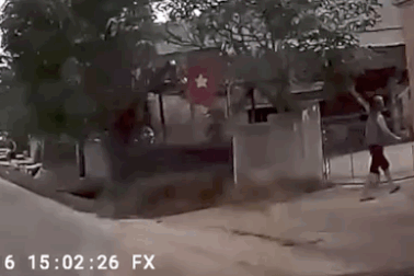 Tài xế “choáng váng" sau khi tránh được em bé chạy qua đường