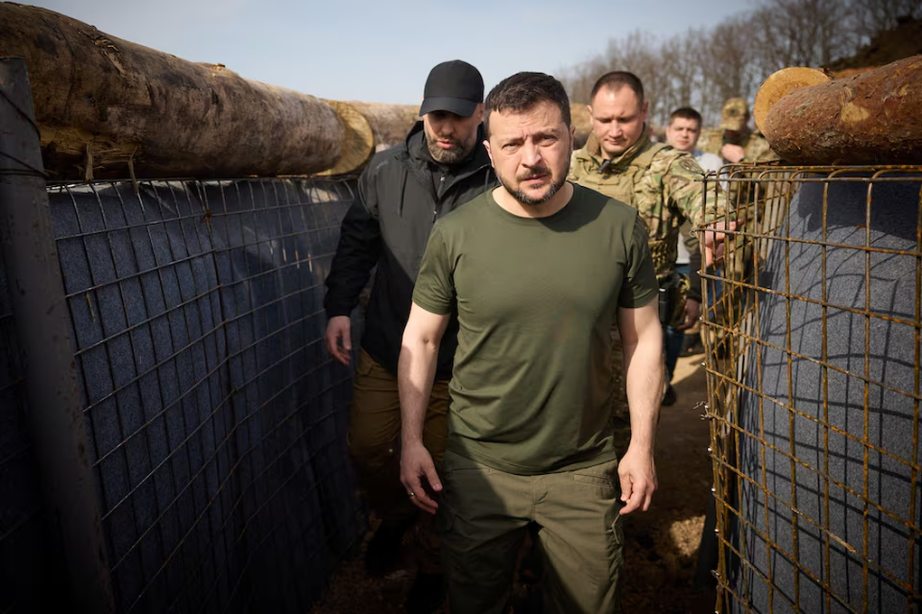 Tổng thống Ukraine thị sát phòng tuyến quân sự ở Kharkov - 1 Tổng thống Ukraine thị sát phòng tuyến quân sự ở Kharkov - 1