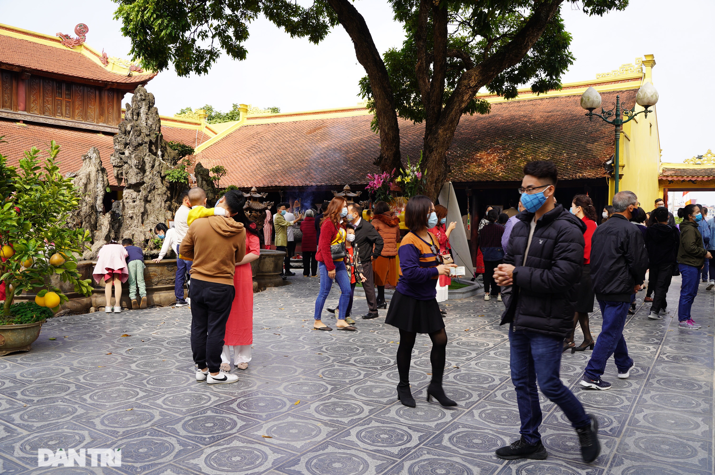 Người dân Hà Nội nô nức đi lễ đầu xuân Tân Sửu - 5 Người dân Hà Nội nô nức đi lễ đầu xuân Tân Sửu - 5