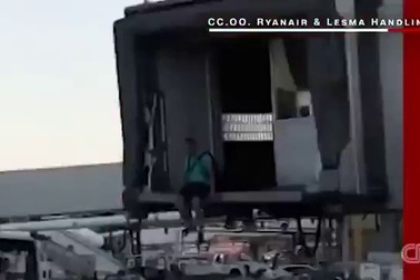 Sốc cảnh khách chạy đuổi theo máy bay đòi lên