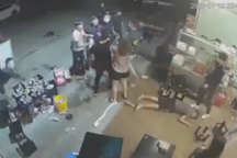 Người đàn ông bị nhóm thanh niên đánh gục tại chỗ khi đưa vợ con đi ăn