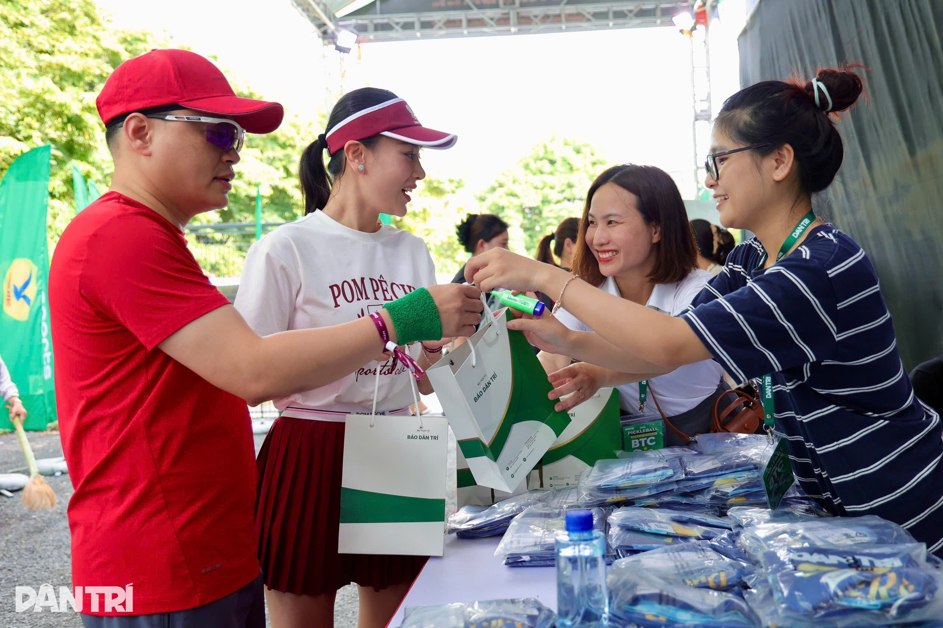 Phương Oanh - Shark Bình đấu máu lửa, gây sốt ở giải pickleball Dân trí - 1 Phương Oanh - Shark Bình đấu máu lửa, gây sốt ở giải pickleball Dân trí - 1