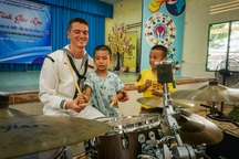 Thủy thủ tàu sân bay Mỹ đàn hát, đá bóng cùng trẻ mồ côi ở Đà Nẵng