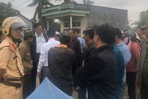 Người dân dàn hàng chặn xe đi dự khánh thành nhà máy điện mặt trời