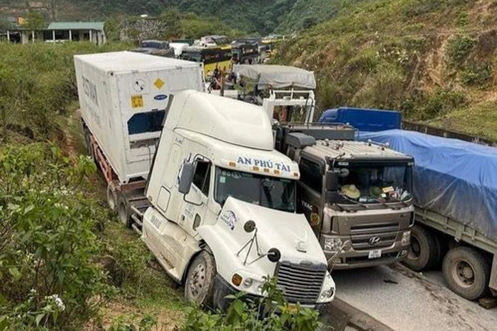 3 xe đầu kéo chắn kín quốc lộ, bít đường đến cửa khẩu Cha Lo - 2 3 xe đầu kéo chắn kín quốc lộ, bít đường đến cửa khẩu Cha Lo - 2