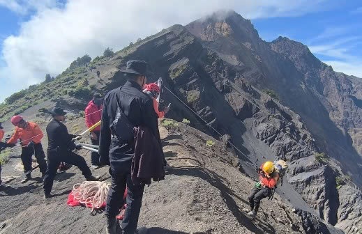 Nữ du khách rơi vào khe núi lửa Indonesia tử vong, 4 ngày sau mới tìm được - 2