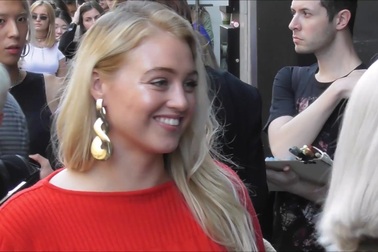 Iskra Lawrence gợi cảm với váy màu cam