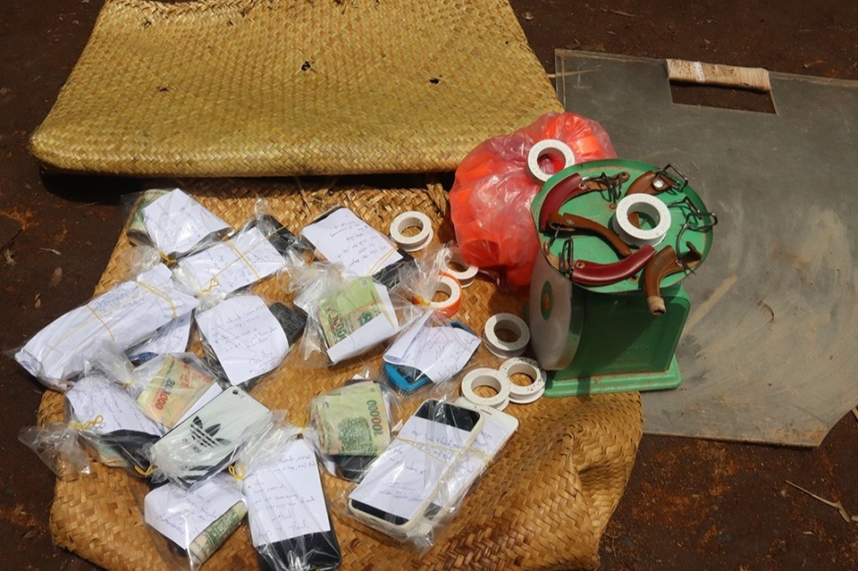 Bị công an cất vó, nhiều con bạc nhảy vào bàn nhậu nhà dân trốn - 2 Bị công an cất vó, nhiều con bạc nhảy vào bàn nhậu nhà dân trốn - 2