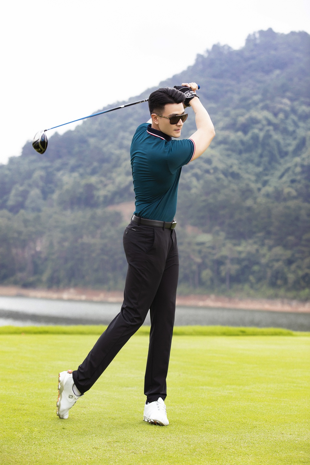 Vĩnh Thụy khoe diện mạo điển trai trên sân golf - 2 Vĩnh Thụy khoe diện mạo điển trai trên sân golf - 2