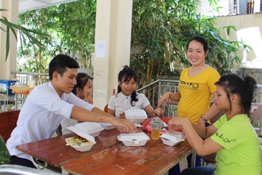 Cô quản sinh lo bữa trưa cho học trò dân tộc thiểu số đi thi