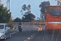 Giải cứu nữ du khách Hàn Quốc mắc kẹt dưới gầm xe khách