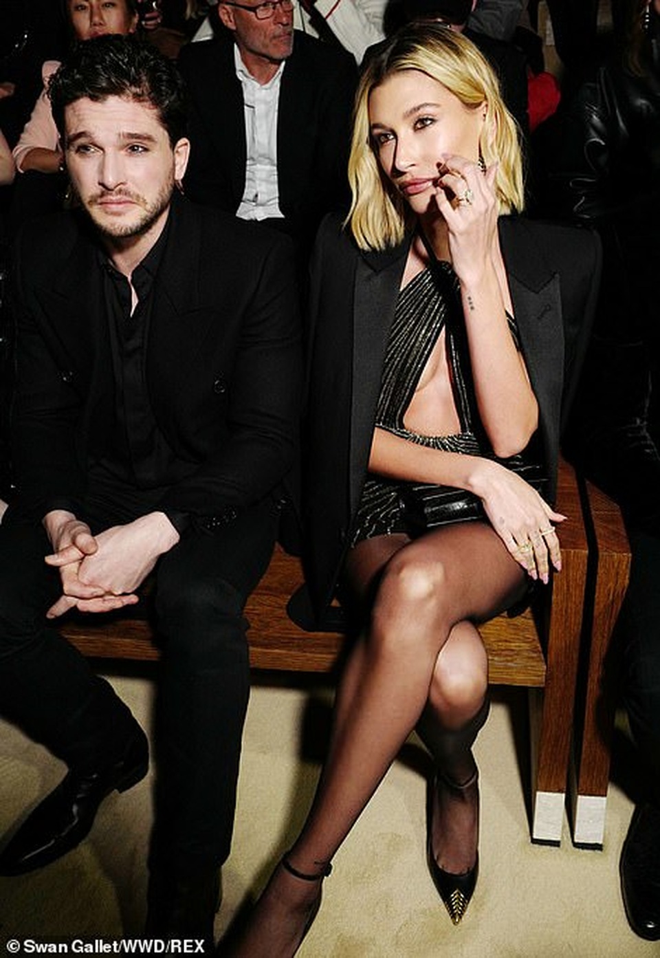 Kaia Gerber khoe ngực căng đầy trên sàn catwalk - 9 Kaia Gerber khoe ngực căng đầy trên sàn catwalk - 9