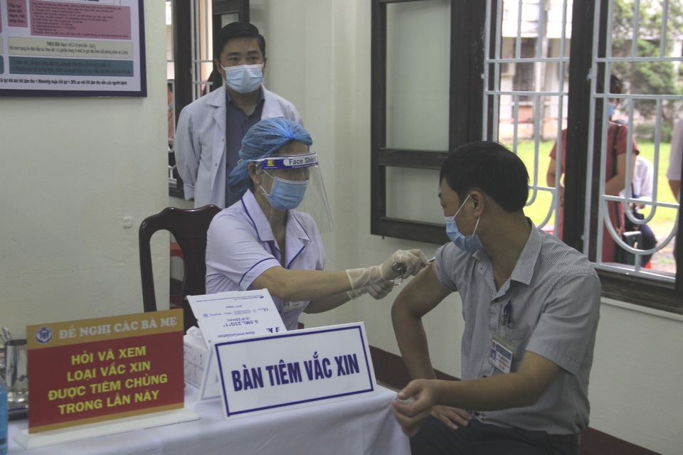 Tiêm vắc xin phòng Covid-19 cho lực lượng tuyến đầu phòng, chống dịch - 4