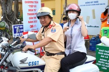 CSGT lái xe đặc chủng chạy hàng chục km chở thí sinh về nhà lấy giấy dự thi