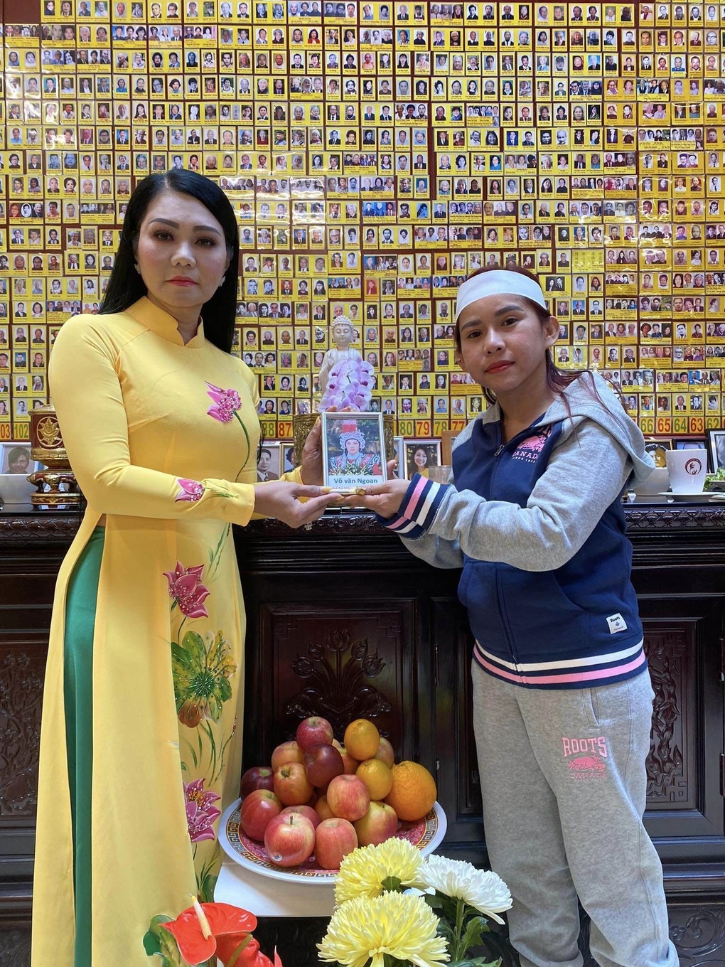 Con nuôi làm lễ 100 ngày mất cho Vũ Linh tại Pháp giữa ồn ào tranh tài sản - 1 Con nuôi làm lễ 100 ngày mất cho Vũ Linh tại Pháp giữa ồn ào tranh tài sản - 1