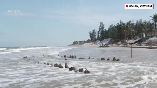 Xác tàu cổ bất ngờ nổi lên ở bãi biển Hội An sau bão