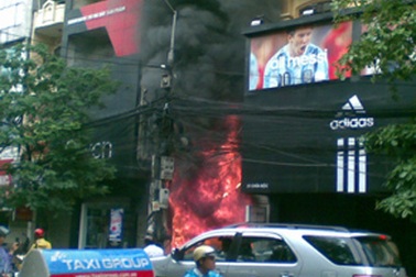 Clip lửa thiêu rụi cửa hàng thời trang trên phố Chùa Bộc