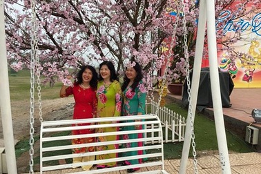 "Xuân đã đến bên em, dáng xuân tuyệt vời..."