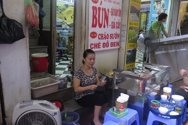 Cô gái Hà Nội tốt nghiệp ĐH Luật ra bán… bún đậu mắm tôm