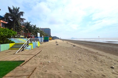 Vụ "xẻ thịt" bờ biển ở Thanh Hóa: Người dân tháo dỡ lều quán trái phép