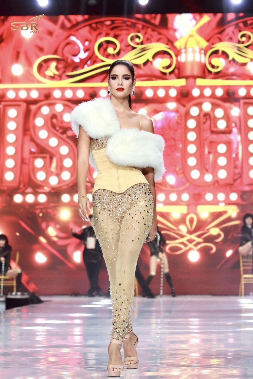 Sau thời gian livestream bán hàng, Hoa hậu Hòa bình mới có sự kiện đầu tiên - 10