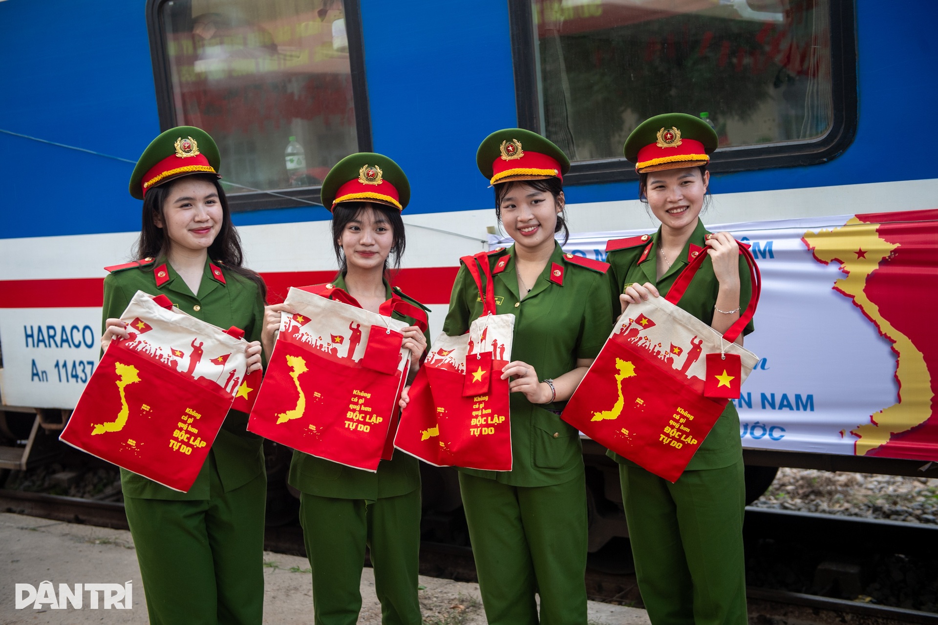 800 học viên Cảnh sát nhân dân lên tàu vào Nam làm nhiệm vụ dịp đại lễ 30/4 - 7 800 học viên Cảnh sát nhân dân lên tàu vào Nam làm nhiệm vụ dịp đại lễ 30/4 - 7