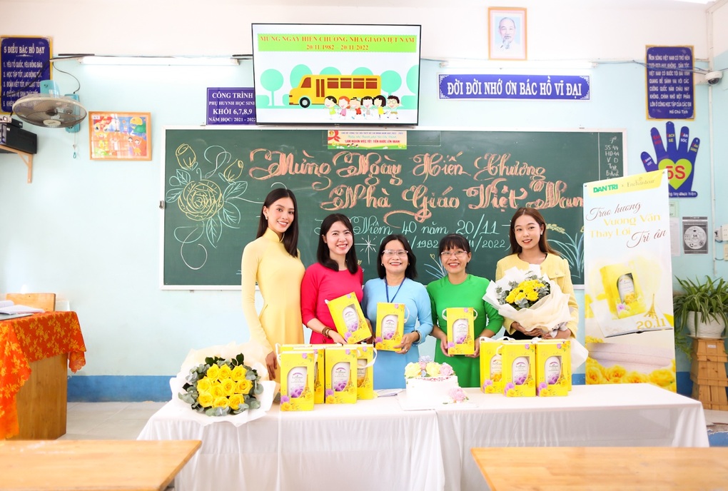 Những bóng hồng cần mẫn dạy tri thức cho thế hệ trẻ - 2 Những bóng hồng cần mẫn dạy tri thức cho thế hệ trẻ - 2