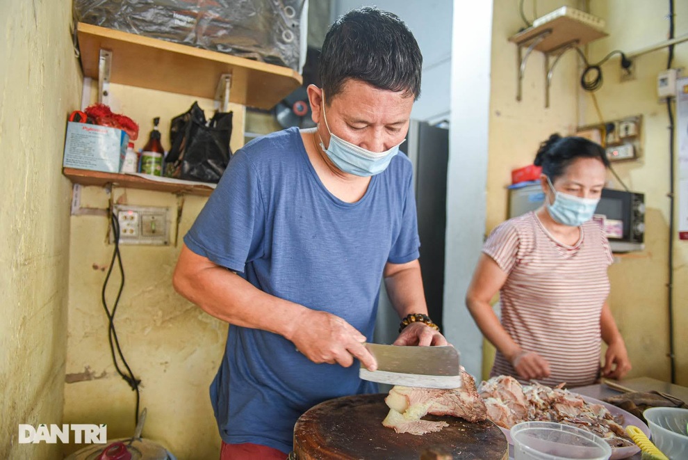 Quán phở có ông chủ lạ đời, gần 30 năm không cho vợ động vào dao thái thịt - 1 Quán phở có ông chủ lạ đời, gần 30 năm không cho vợ động vào dao thái thịt - 1