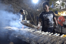 Gia đình 30 người thức trắng đêm nướng 5 tấn cá lóc bán dịp vía Thần Tài