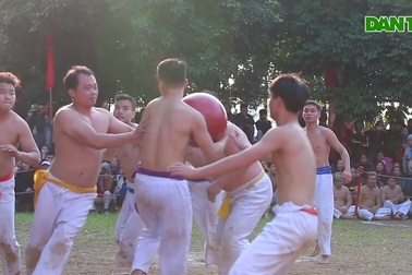 Hà Nội: Trai làng Thúy Lĩnh vật lộn tranh cướp quả cầu son 18kg