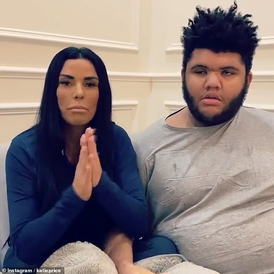 Katie Price tiết lộ con trai đập phá khi bị cấm ăn - 3 Katie Price tiết lộ con trai đập phá khi bị cấm ăn - 3